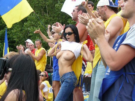 Голая болельщица Украины
